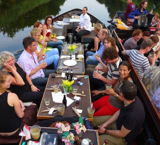 Etenswaar catering kookt op een boot | Personeelsfeest